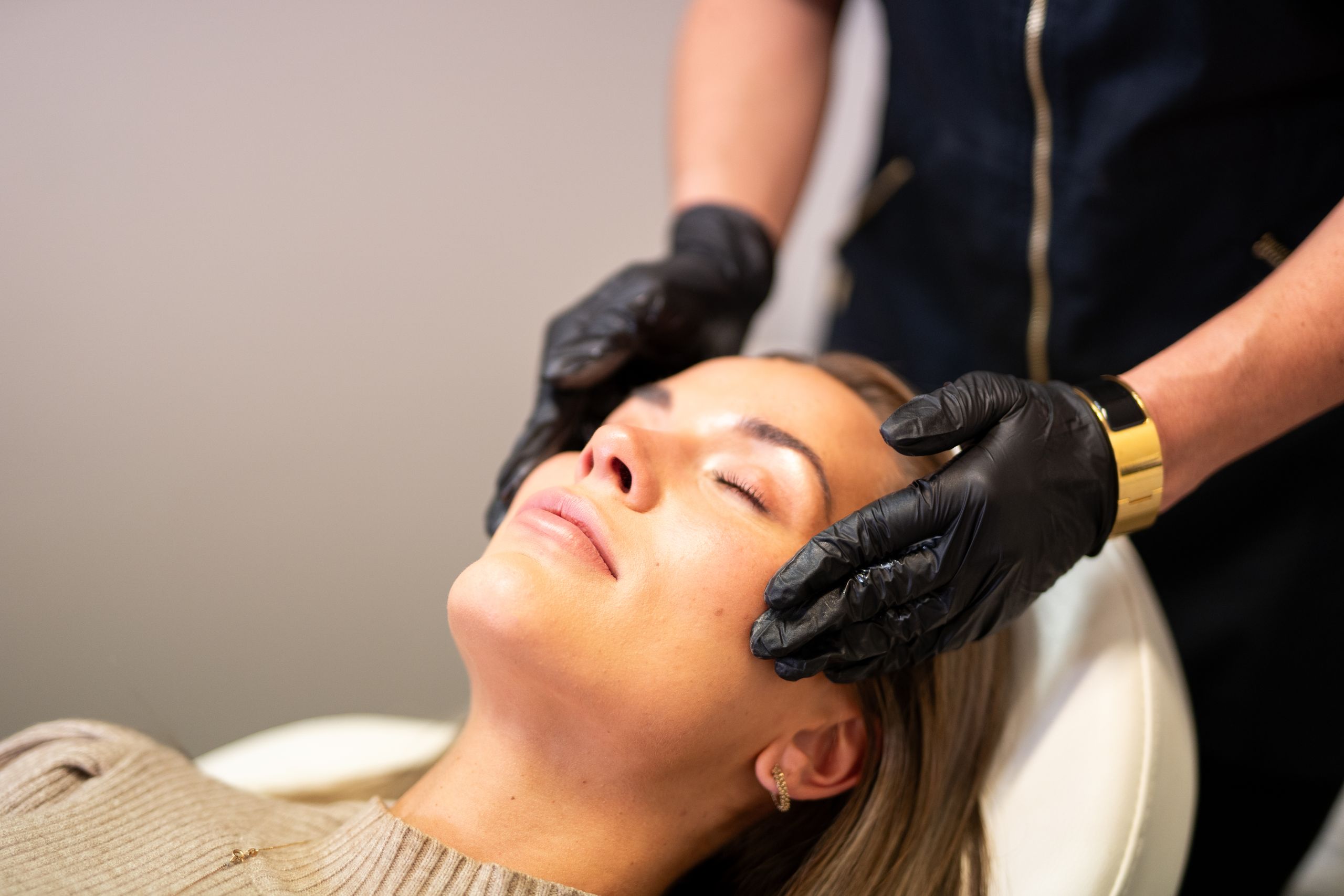 Bild på kvinna som får fillers-behandling